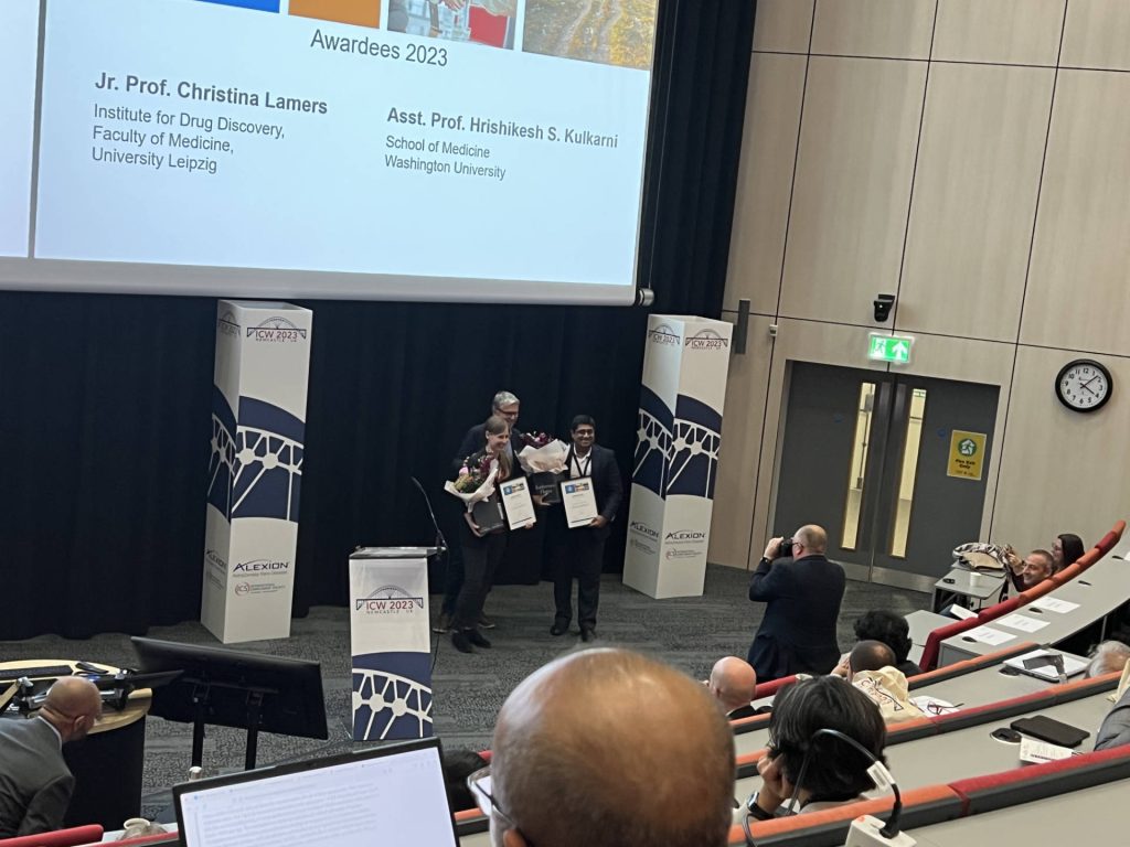 Dr. Kulkarni receiving an award at ICW 2023